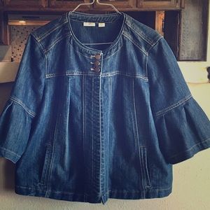Super cute short sleeved swing denim jacket!