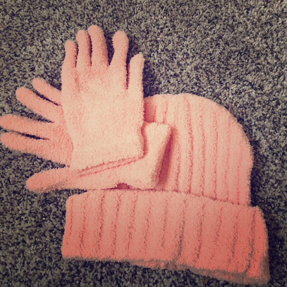 NWOT Hat & Gloves