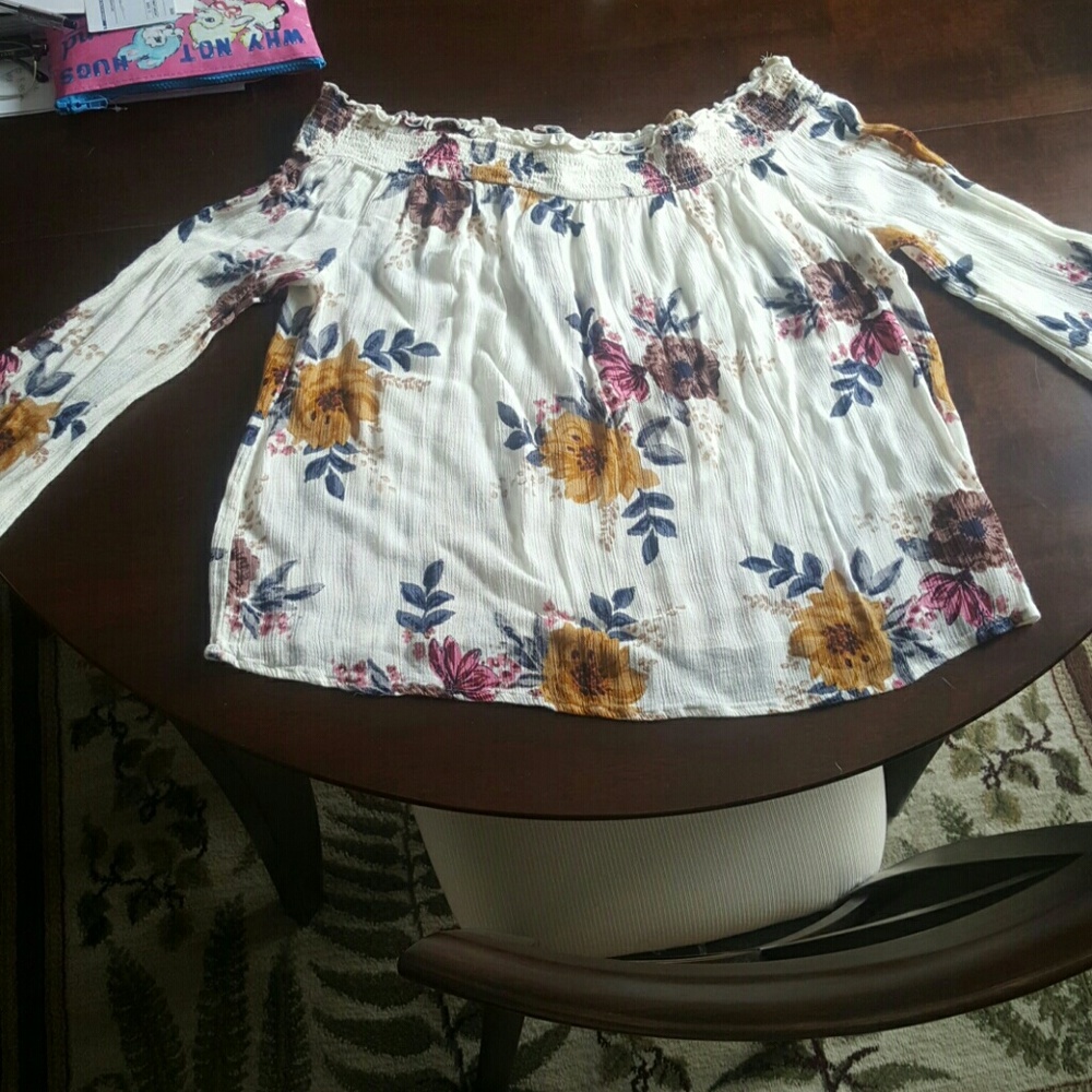 Cute floral top, Never worn!