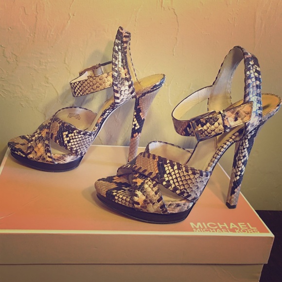 MICHAEL KORS-JET SET 6 COLLECTION 5" HEELS SIZE 8 - Picture 1 of 5