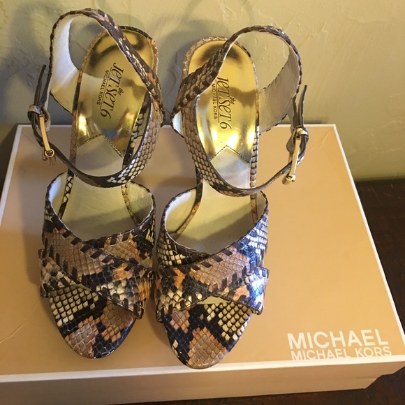 MICHAEL KORS-JET SET 6 COLLECTION 5" HEELS SIZE 8 - Picture 2 of 5