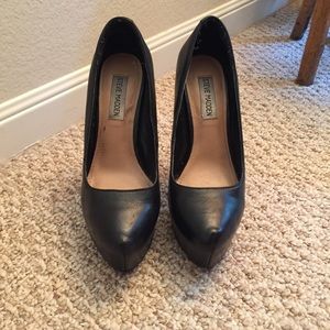 Steve Madden black leather pumps