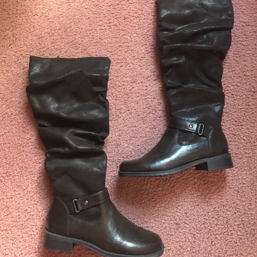 NWOT brown boots