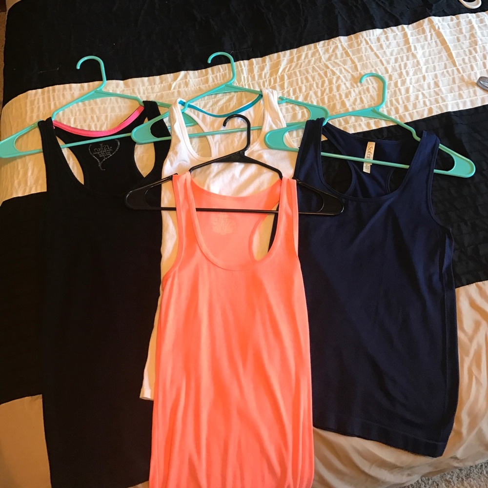 Four tanks great for layering in good shape👚