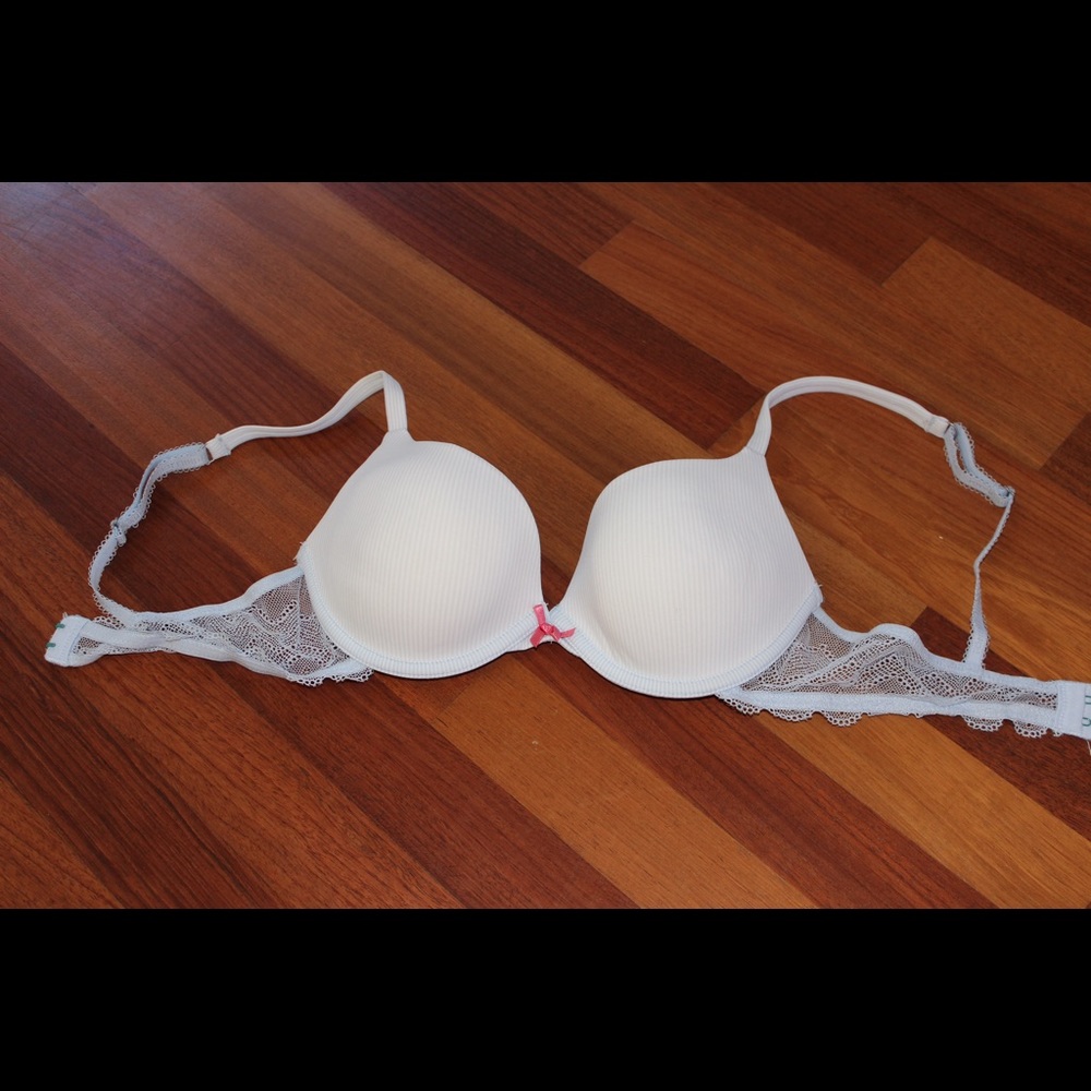 A comfortable Tommy Hilfiger t-shirt bra