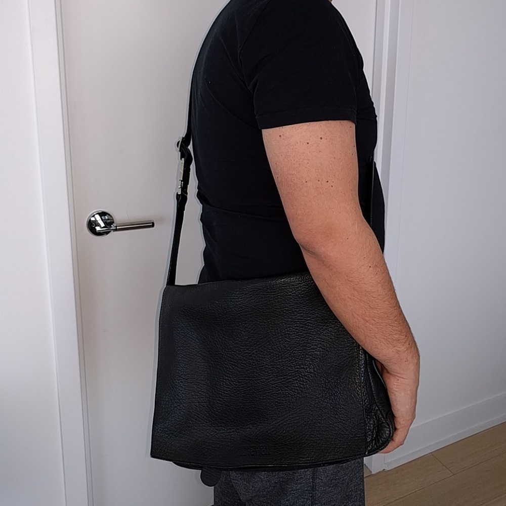 Kenneth Cole Reaction leather messenger bag