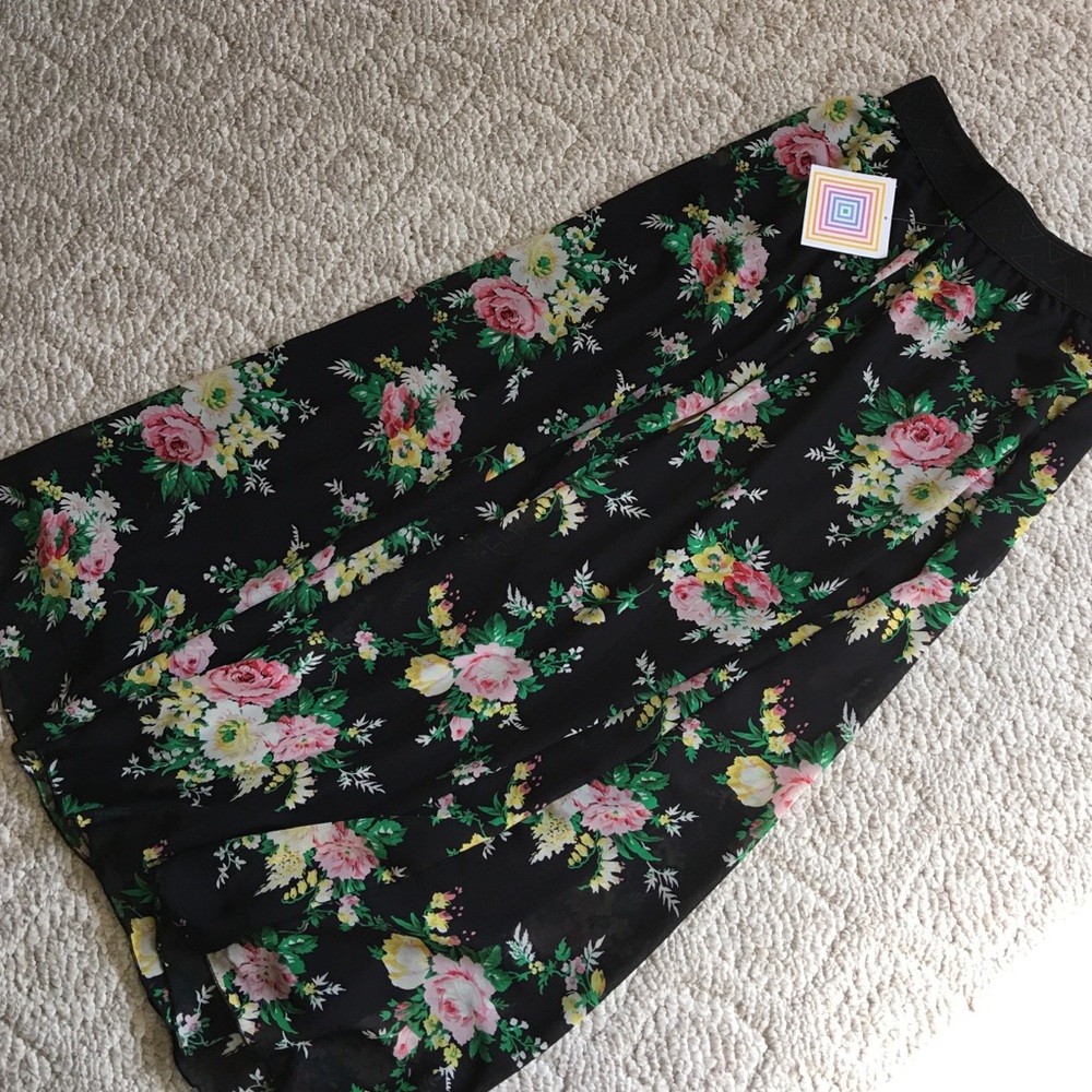 Brand new LulaRoe Lucy skirt