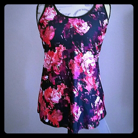 Fabletics floral top w/ back mesh design - Picture 1 of 2