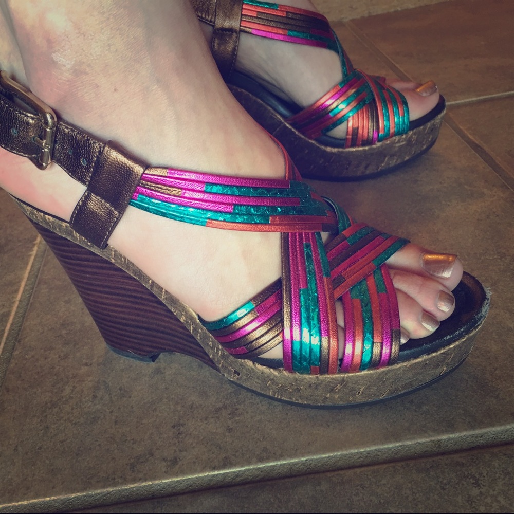 DONALD J. PLINER MULTI COLOR WEDGES SIZE 8.