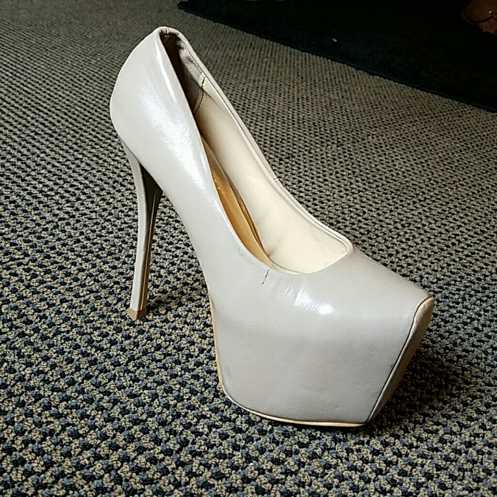 SIZE 8 HEELS