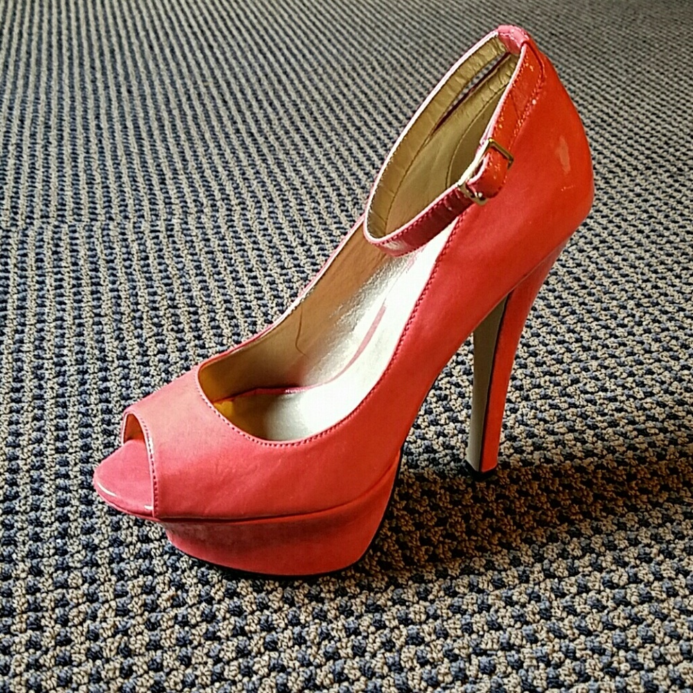 SUPER CUTE SIZE 8 CORAL HEELS