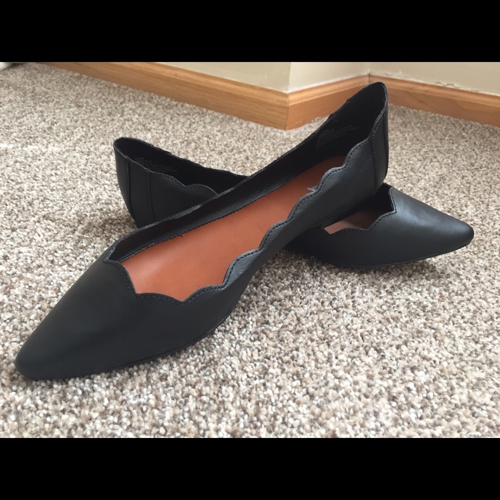 NWOT MIA Amari Scallop Trim Flats