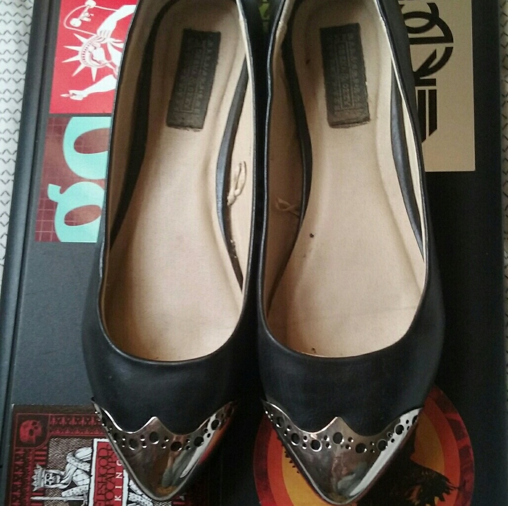Deena & Ozzy metal pointed flats