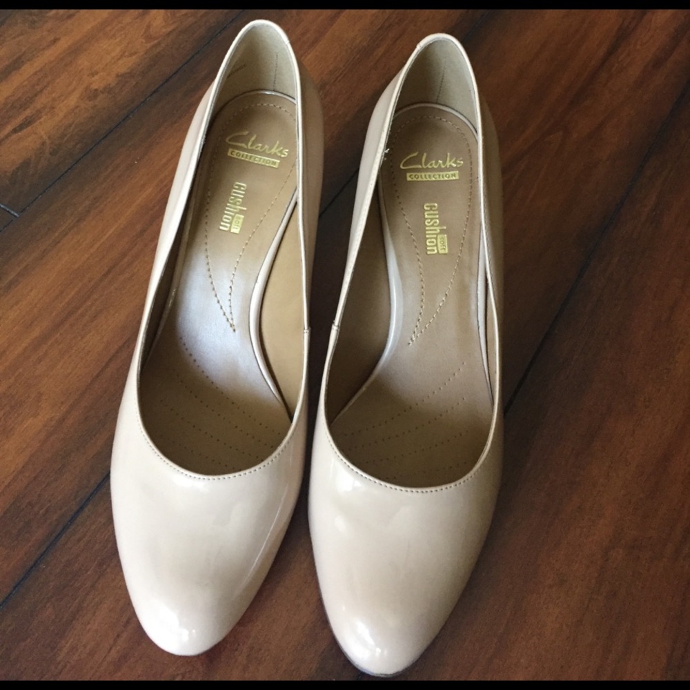 Clarks nude tan pumps/heels