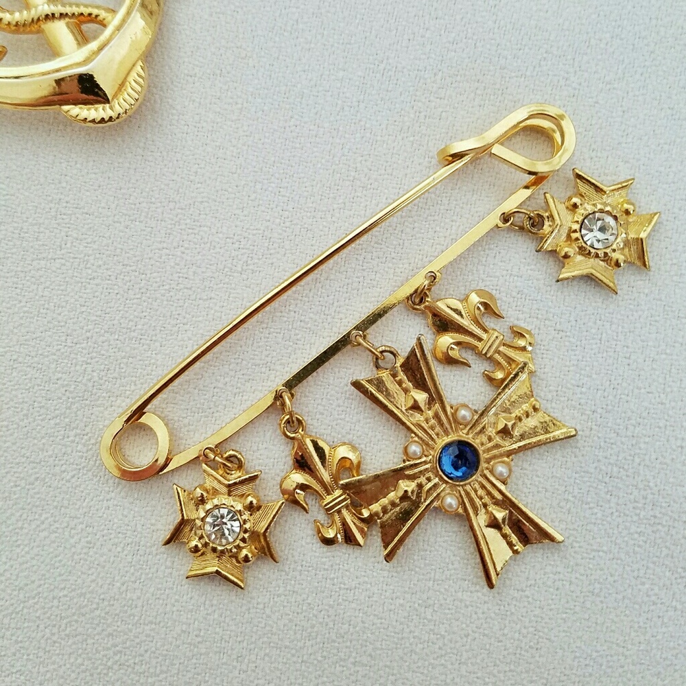Fleur-de-lis Royal Charms Gold Toned Brooch Pin
