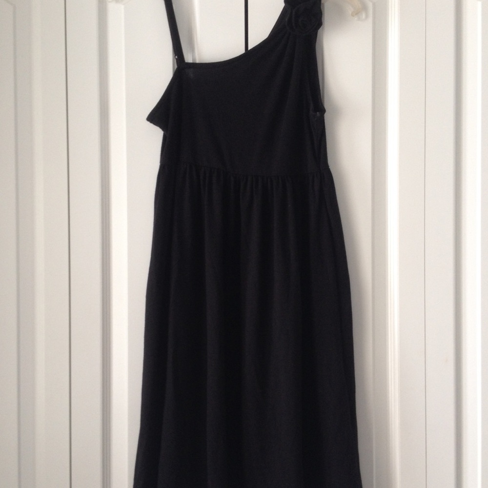 One shoulder black dress with rosette
