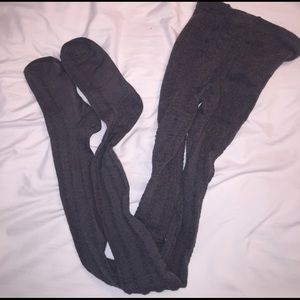 NWOT. Gray sweater print footed leggings
