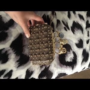 Skull knuckle accessory clutch