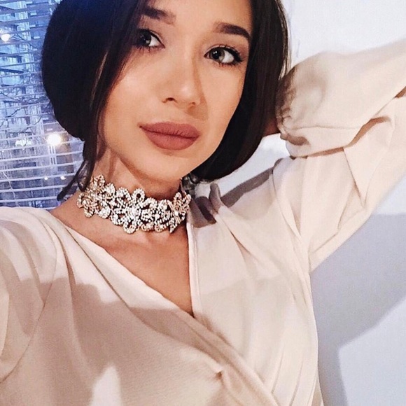 Kylie Luxe Flower Crystal Rhinestone Choker - Picture 6 of 8