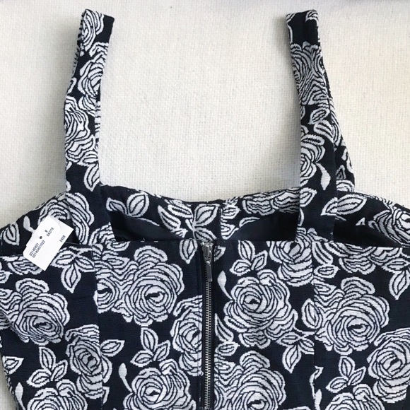 *PRICE DROP!* Black & White Floral Crop Top - Picture 5 of 7