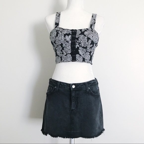 *PRICE DROP!* Black & White Floral Crop Top - Picture 6 of 7