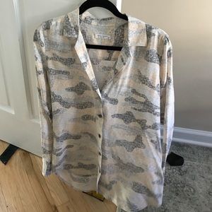 Equipment Femme blouse size small silk camo print
