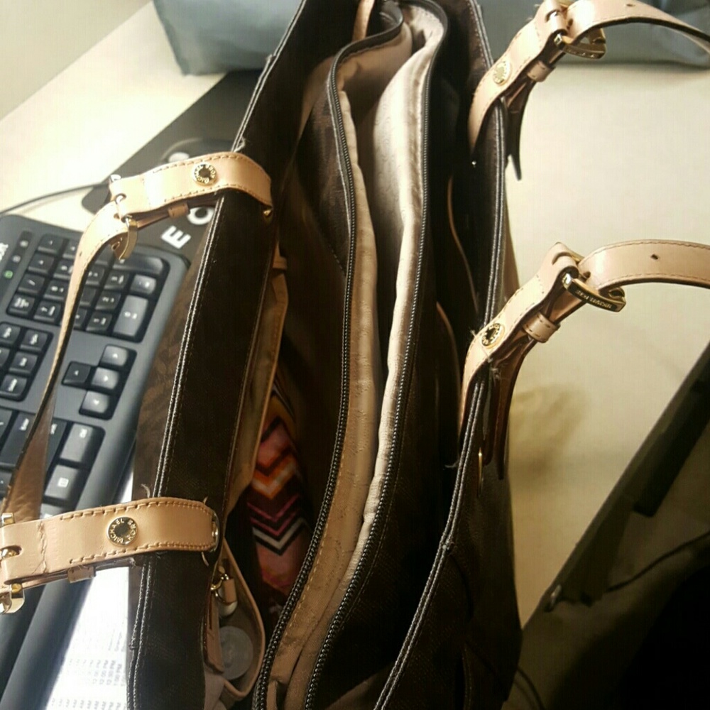 Michael Kors laptop purse,  amazing for travel - Picture 5 of 5