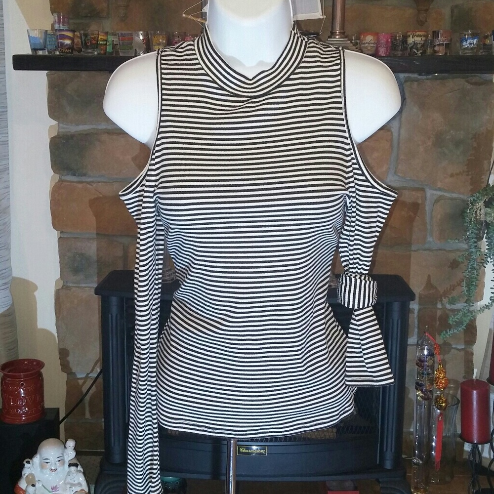 ONE CLOTHING LA Cold Shoulder Top NWT