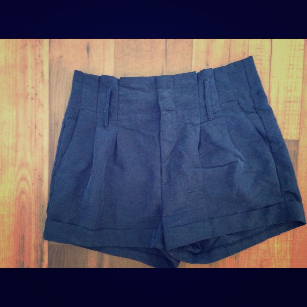 Soft short with pleat detail waistband