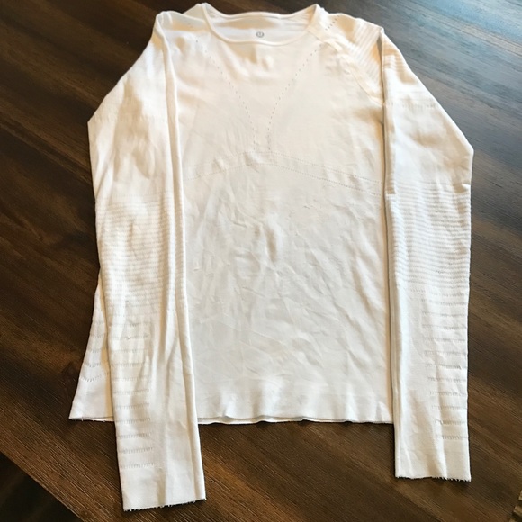 🍋LULULEMON White light long-sleeve tee.