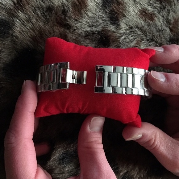 Large Crystal Wristwatch, Silver or Rose Gold - Picture 4 of 7