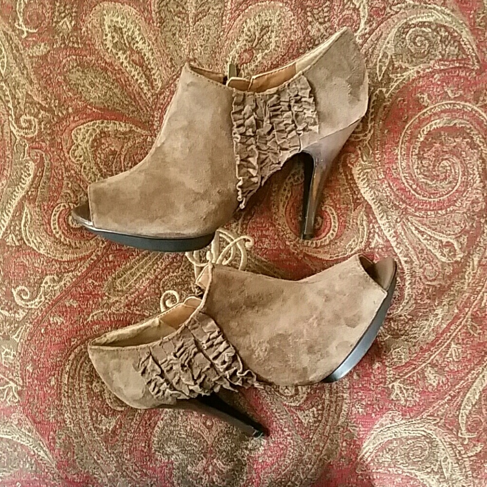 NINE WEST OPEN TOE BOOTIES