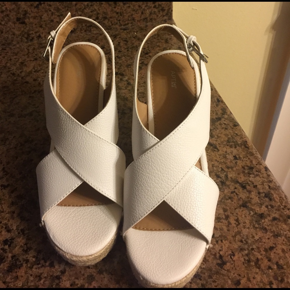 Apt.9 cross band aploxwhite espadrille wedge sanda
