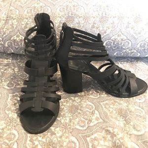 Gorgeous heeled black strapped sandals!