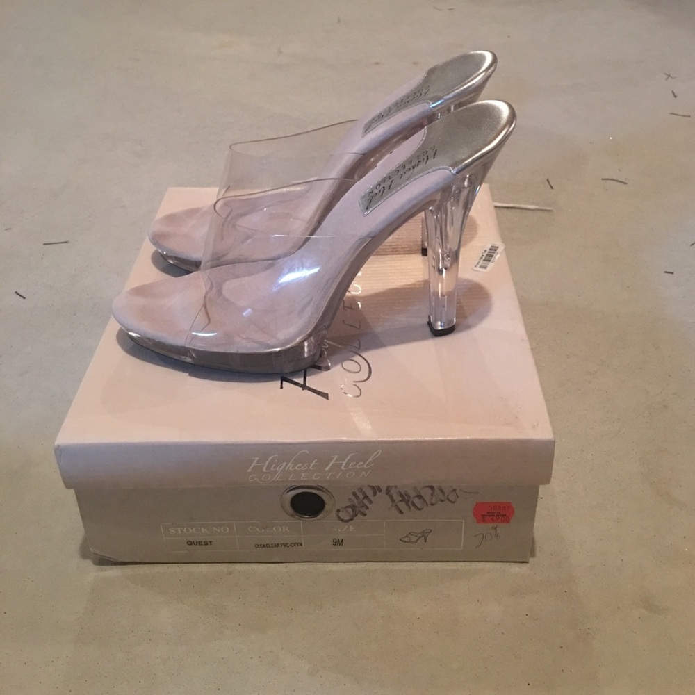 Clear pageant/modeling stage shows
