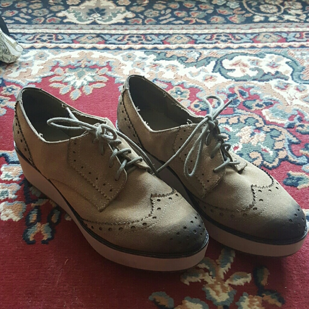 Distressed Oxford with a platform