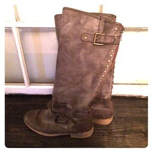 Gray boots with red detail on zipper