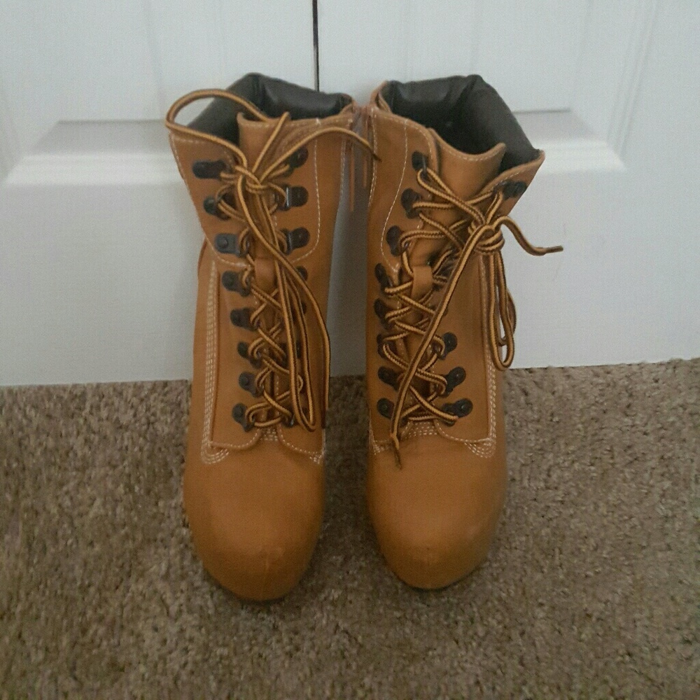 Heeled construction boots