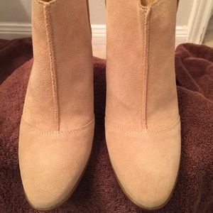 **NWOT**Enzo Angiolini camel booties!