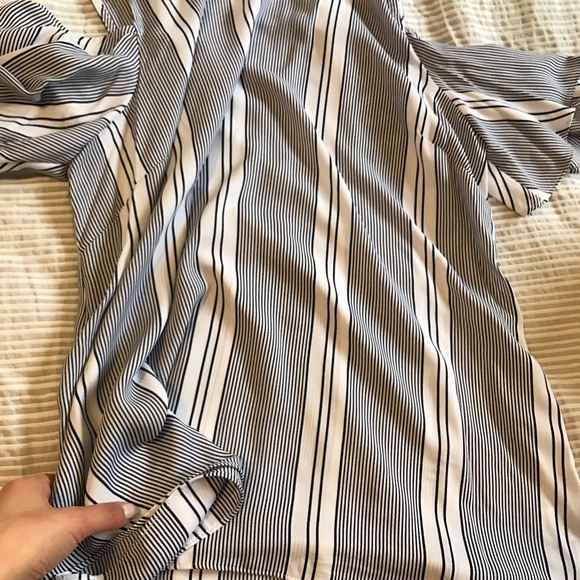 LAST💜HP🆕Striped cold shoulder top💕 - Picture 3 of 3