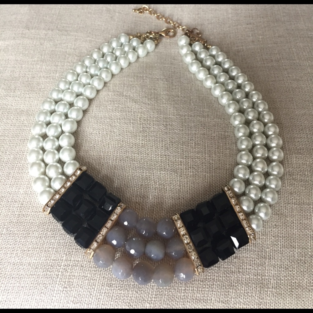 AKIRA Glass Bead Necklace