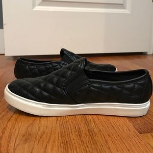Quilted Black Slip-On sneakers
