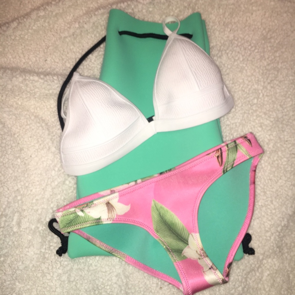 NWOT Triangl Bikini Top Only