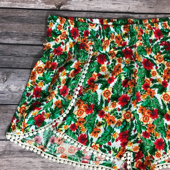 Love Tree Shorts Floral Green Yellow Red Scalloped - Picture 3 of 5