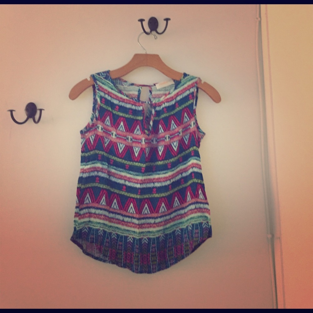 Sleeveless shirt with design