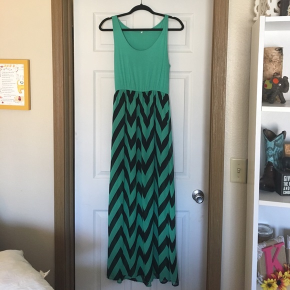 Green and Black Chevron Maxi - Picture 1 of 3