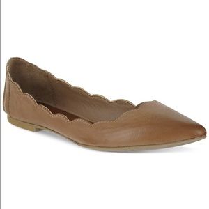 Mia Amari Scalloped Flat