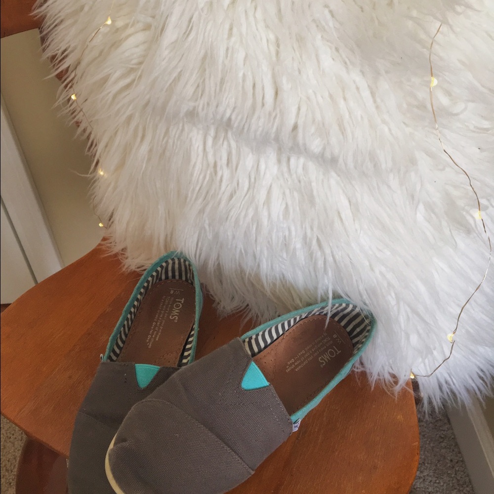 TOMS Slip On Canvas Shoes!! 👟