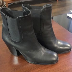 Scoop NYC Chelsea mid heal booties