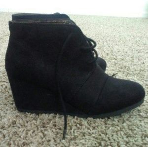 Black wedges